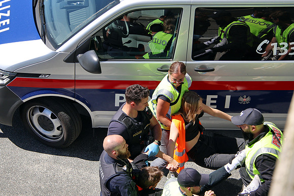 Klima-Kleber Blockade A10 bei Hallein